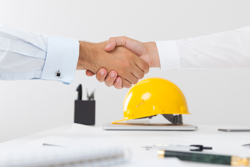 Baumeister und Kunde schütteln Hände